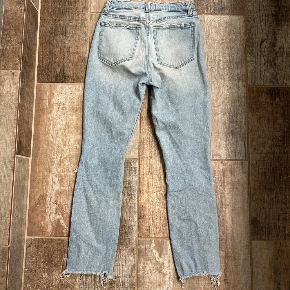 Abercrombie & Fitch High Rise Mom Jean - Light Destroy